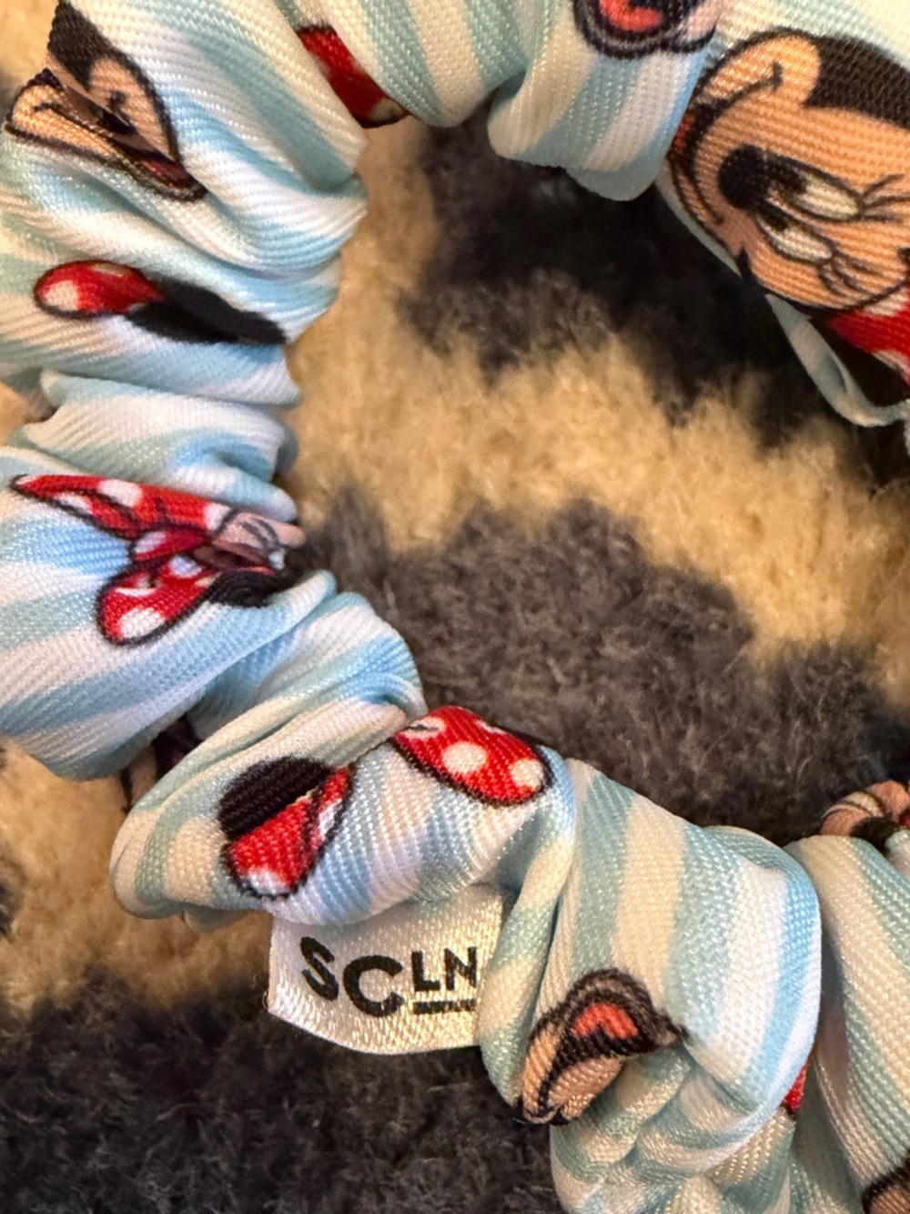 SCL x Disney Dynamic Duo Scrunchie - Picture 3 of 3